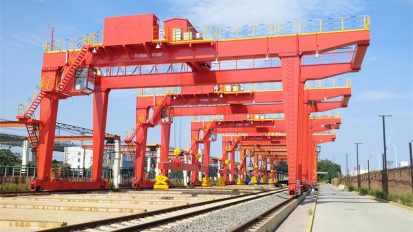 衛華智造四臺聯吊百米軌道起重機